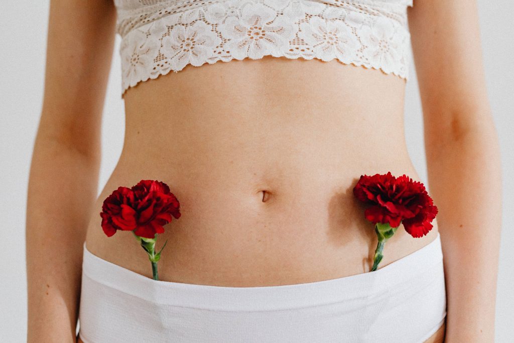 Frauenheilkunde wird anhand eines Bauchs mit Rosen symbolisiert